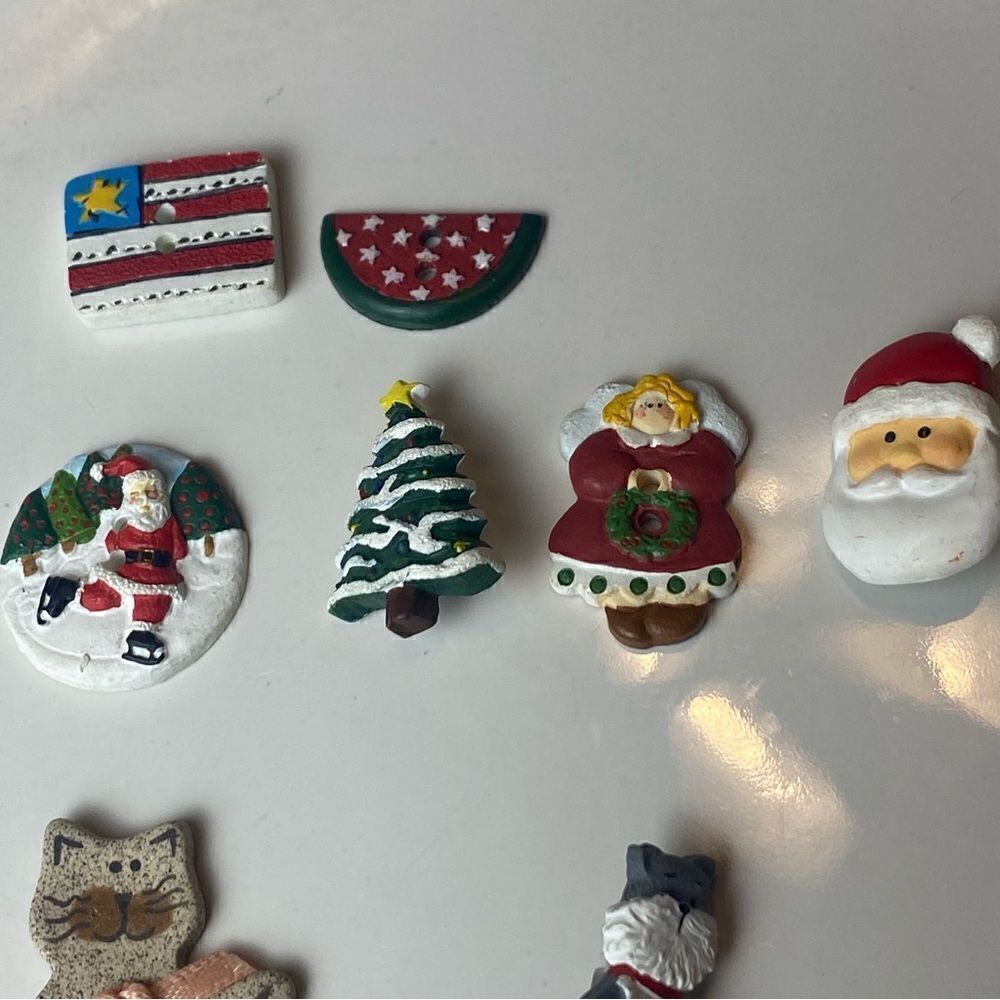 Vintage Novelty Holiday/Animal Themed Buttons